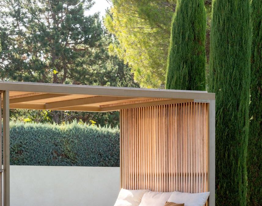 Installer une pergola en bois sur mesure à Opio : l’expertise artisanale au service de votre extérieur